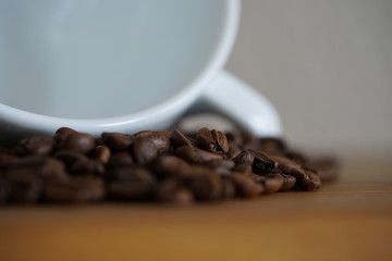 Kaffeetasse und Kaffeebohnen