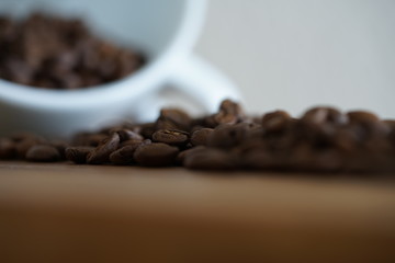 Kaffeetasse und Kaffeebohnen