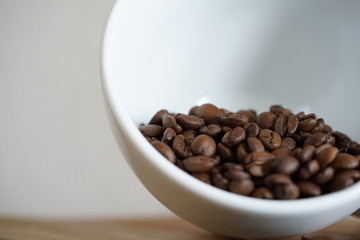 Kaffeetasse und Kaffeebohnen