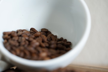Kaffeetasse und Kaffeebohnen