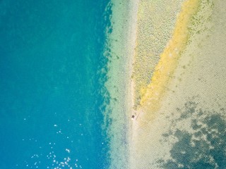 Fototapeta na wymiar Spiaggia con mare cristallino. vista aerea