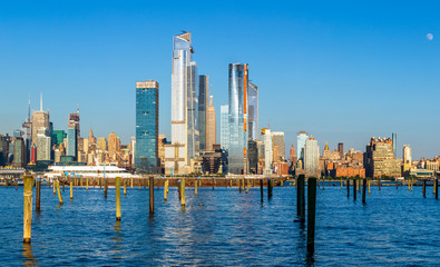 Obraz premium View to Manhattan skyline from Weehawken Waterfront in Hudson River at sunset.