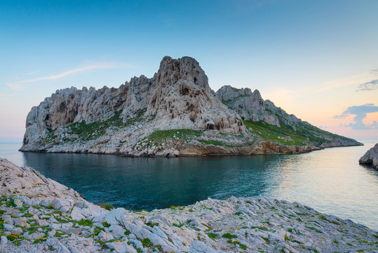 Calanques de Marseille - Les Goudes - Ile Maire au coucher du soleil - France