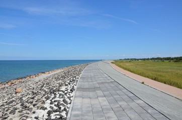 Landschaftsschutzdeich an der Ostsee auf der Insel Fehmarn bei Wallnau