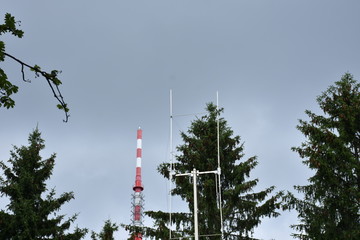 Sender, Grundnetzsender, Klet, Rundfunk, Radio, Fernsehen, DVB-T, DVB-T2, Antenne, VHF, UHF, Richtfunk, Sendemast, Gittermast, Dipol, Funkturm, Schöninger, Blansker Wald, Wald, Aussichtsberg, Warte, T