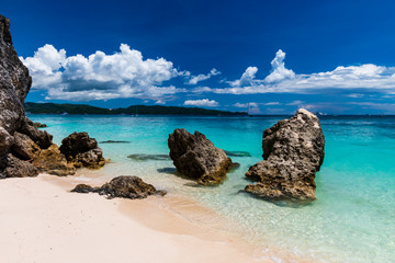 Fototapeta na wymiar A beautiful tropical sandy beach and shallow, clear ocean (White Beach, Boracay)
