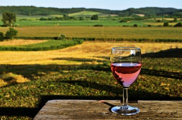 Rose Wein mit Hügellandschaft im Hintergrund