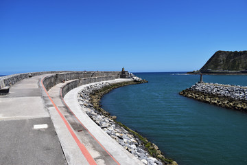 Fototapeta premium Entrada y salida de una ría al mar, junto a una playa.