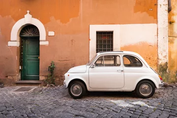  Vintage auto geparkeerd in een gezellige straat in Trastevere, Rome, Italië, Europa. © Nicola Forenza