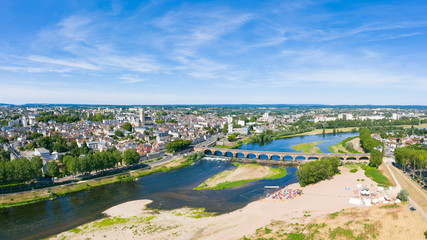 Vue large de la Loire et de Nevers avec son pont de Loire