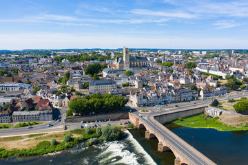Fototapeta na wymiar Le pont de Loire et la ville de Nevers