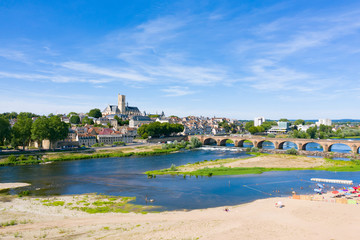Vue à basse altitude de Nevers et du pont de Loire
