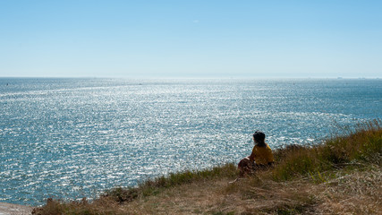 Femme regardant la mer à la plage de la Courance à Saint Nazaire