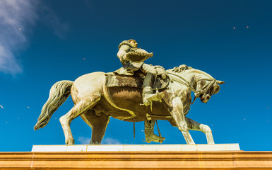 Obraz premium Pomnik przed pałacem króla