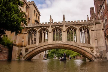 Cercles muraux Pont des Soupirs UK, Cambridge - August 2018: St John's College, Punting below the Bridge of Sighs