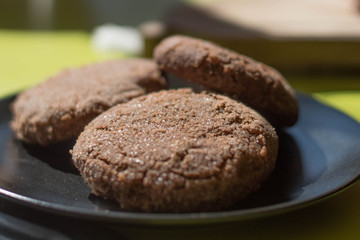 Polvorones de chocolate en un plato