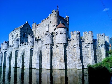 imgen de gravensteen castillo de los condes de gante gent flandes belgica con saturacion de color