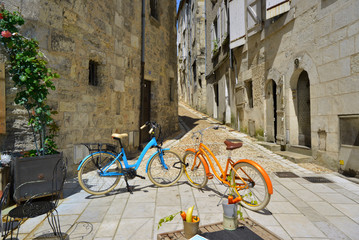 Tête à tête vélo rue du Plantier à Périgueux (24000), département de la Dordogne en région Nouvelle-Aquitaine, France