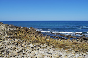 Paisaje de acantilados y monta&ntilde;as con calas. 