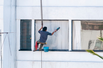 Man cleaning building windows in Mexico City