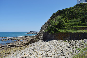 Paisaje de acantilados y monta&ntilde;as con calas. 