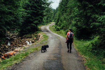 Obraz premium Young woman on the trail in Giant Mountains (Karkonosze), authentic travel experience. 