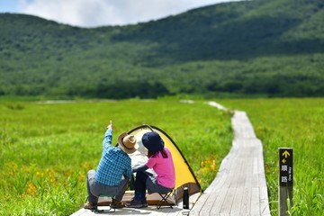 夏の高原・キャンプのカップル