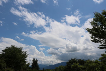夏の青い空と白い雲