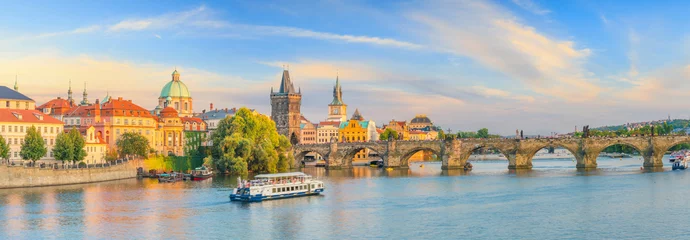 Foto auf Acrylglas Prag Berühmtes ikonisches Bild der Karlsbrücke und der Skyline von Prag