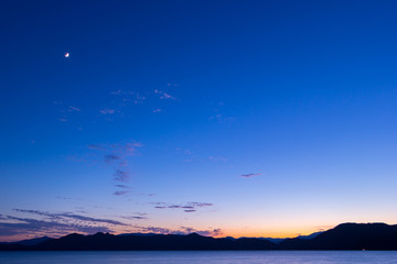 Fototapeta na wymiar 月と夕暮れ　田沢湖　湖