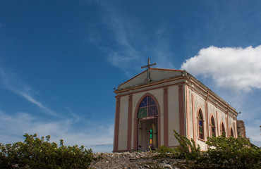 Capilla o iglesia antigua, restaurada en medio del desierto con cactus