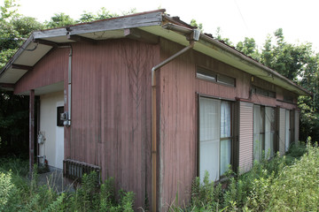 住人が去り放置されたままのアパートや住宅や一軒家