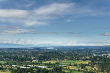 Obraz premium Widok z lotu ptaka na miasto Victoria z parku Mount Douglas z piękną sceną na Pacyfiku.