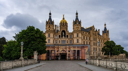 Fototapeta na wymiar Schweriner Schloss Frontseite Landtag Regierungssitz Mecklenburg-Vorpommern