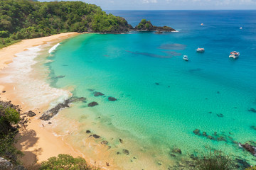 Luchtfoto van Baia do Sancho in Fernando de Noronha, consequent gerangschikt als een van & 39 s werelds beste stranden