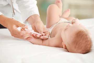 Obraz na płótnie Canvas Pediatrician vaccinating little baby in clinic