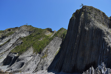 Acantilados y montañas de roca escarpada.