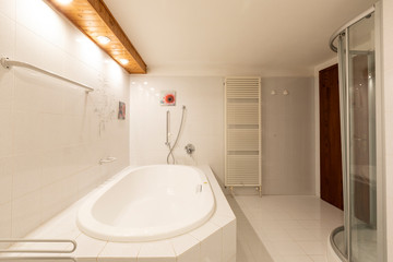 Bathroom with white tiles and wooden ceiling