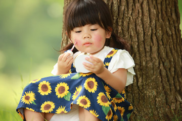 お化粧する女の子