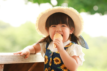 ソフトクリームを食べる女の子