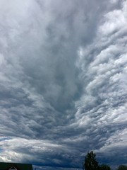 Obraz premium Dark gray Storm clouds in the city before the heavy rain