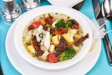 Knoop of veal and seafood with vegetables according to the Mediterranean recipe