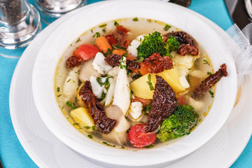 Knoop of veal and seafood with vegetables according to the Mediterranean recipe