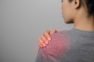 Woman with shoulder pain.