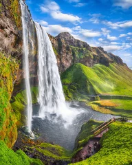 Selbstklebende Fototapete Wasserfälle Fantastischer Seljalandsfoss-Wasserfall in Island während des sonnigen Tages.