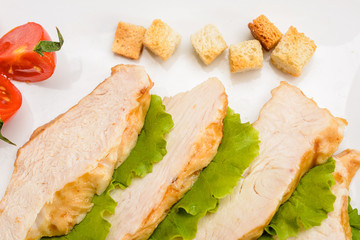 Fette di pollo alla piastra con insalata