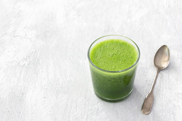 Green smoothie with kale cabbage and apple on a gray background. delicious healthy vegan food