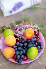 Obst Teller bunter Mix auf frischen Früchten