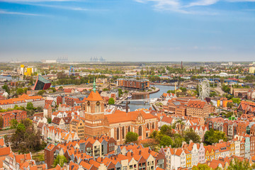 Fototapeta na wymiar Gdańsk krajobraz miasta z widocznym Muzeum II Wojny Światowej. Widok z wieży Bazyliki.