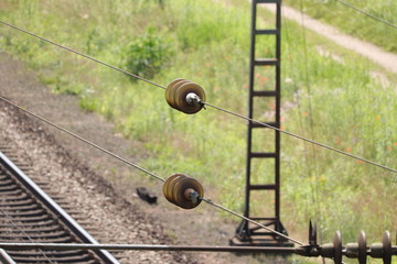 Isolatoren an einer Bahntrasse